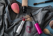 Make-up Flecken auf einem Kleidungsstück - Christin Klose/dpa-tmn