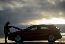 Mann öffnet die Motohaube eines Autos - Klaus-Dietmar Gabbert/dpa-tmn Mann öffnet die Motohaube eines Autos - Klaus-Dietmar Gabbert/dpa-tmn