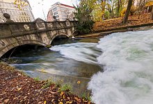 Weitere Entwicklung an der Eisbachwelle - Peter Kneffel/dpa Weitere Entwicklung an der Eisbachwelle - Peter Kneffel/dpa