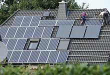 Solaranlage auf einem Dach - Rainer Jensen/dpa