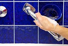 Eine Hand greift einen Haltegriff im Bad - Kai Remmers/dpa-tmn Eine Hand greift einen Haltegriff im Bad - Kai Remmers/dpa-tmn