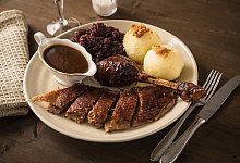 Martinsgans mit Rotkohl und Klößen - Christin Klose/dpa-tmn