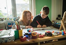 Hausaufgaben mit Mama - Christin Klose/dpa-tmn