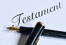 Der Schriftzug Testament steht auf einem Blatt Papier - Kirsten Neumann/dpa-tmn