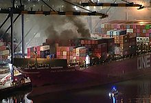 Containerschiffbrand Los Angeles - Uncredited/ABC7/dpa Containerschiffbrand Los Angeles - Uncredited/ABC7/dpa