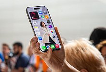 Eine Person haelt ein iPhone Air in der Hand - Andrej Sokolow/dpa/dpa-tmn