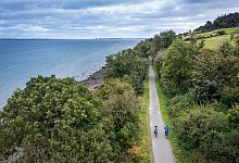 Carlingford Lough und Greenway mit Radfahrern - Paul Lindsay/Tourism Ireland/dpa-tmn Carlingford Lough und Greenway mit Radfahrern - Paul Lindsay/Tourism Ireland/dpa-tmn