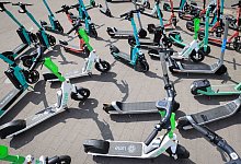 E-Scooter verschiedener Anbieter stehen kreuz und quer - Christian Charisius/dpa/dpa-tmn