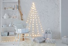 Weihnachtsbaum aus einer LED-Lichterkette - tesa/DIY Academy/dpa-tmn