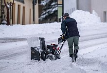 Ein Mann beräumt den Gehweg mit einer Schneefräse - Kristin Schmidt/dpa-Zentralbild/dpa-tmn
