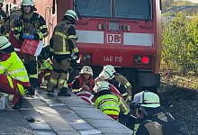 Mann stürzt auf ein Gleis und wird von Zug erfasst - Stephan Witte/dpa Mann stürzt auf ein Gleis und wird von Zug erfasst - Stephan Witte/dpa