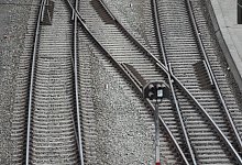 Gleise und Weichen sind an einem Bahnhof zu sehen. - Marcus Brandt/dpa