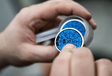 Prüfplakette in Blau bei einer Hauptuntersuchung - Marijan Murat/dpa/dpa-tmn