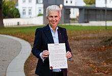 FDP-Politikerin Strack-Zimmermann wird zur Aalkönigin - Thomas Banneyer/dpa FDP-Politikerin Strack-Zimmermann wird zur Aalkönigin - Thomas Banneyer/dpa