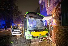 Bus kracht in Hauswand - mehrere Verletzte - Vincent Kempf/dpa