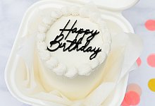 Bento Cake mit Schriftzug - Mango Bakes Cakes/mangobakes.de/dpa-tmn