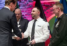 Ministerpräsident Wüst verleiht Rettungsmedaille - Henning Kaiser/dpa Ministerpräsident Wüst verleiht Rettungsmedaille - Henning Kaiser/dpa