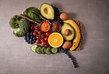 Lebensmittel angeordnet in Form eines Gehirns - Christin Klose/dpa-tmn