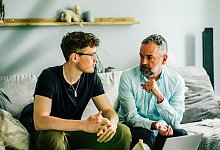 Vater und Sohn im Gespräch - Zacharie Scheurer/dpa-tmn Vater und Sohn im Gespräch - Zacharie Scheurer/dpa-tmn