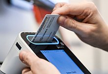 Eine Gesundheitskarte wird in ein Lesegerät geschoben - Jens Kalaene/dpa/dpa-tmn