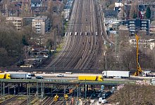 Bahnstrecke am Autobahnkreuz Kaiserberg - Christoph Reichwein/dpa
