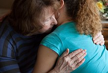 Zwei Frauen umarmen sich - Silvia Marks/dpa-tmn