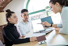 Ein Paar im Beratungsgespräch mit einer Beraterin - Christin Klose/dpa-tmn Ein Paar im Beratungsgespräch mit einer Beraterin - Christin Klose/dpa-tmn