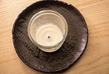 Kerzenwachs ist in einem Dekoglas zu sehen - Christin Klose/dpa-tmn