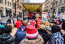 Ehrenamtliche Helfer verteilen Spenden an Bedürftige - Andreas Arnold/dpa/dpa-tmn