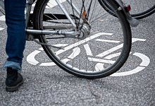 Fahrradfahrer (Symbolbild) - Jonas Walzberg/dpa