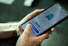 Eine Frau nutzt die App Openvibe auf dem Smartphone - Christin Klose/dpa-tmn