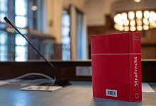 Das Gesetzbuch "Strafrecht" steht auf einem Tisch im Gericht - Monika Skolimowska/dpa/dpa-tmn