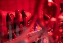 Sexspielzeug steht in einem Schrank - Sebastian Gollnow/dpa/dpa-tmn Sexspielzeug steht in einem Schrank - Sebastian Gollnow/dpa/dpa-tmn