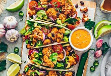 Blumenkohl-Tacos mit Tahini-Sauce - Bianca Zapatka/dpa-tmn