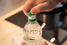 Lifehack Dosierhilfe bei Essigflaschen - Christin Klose/dpa-tmn