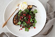 Geschmorte Auberginen mit Linsen-Kräuter-Salat - Julia Uehren/dpa-tmn