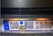 Autofahrerin klebt Laub auf Kennzeichen - Polizei Bielefeld/dpa