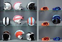 Skihelme liegen bei Sportartikelmesse ispo in einem Regal - Andreas Gebert/dpa/dpa-tmn Skihelme liegen bei Sportartikelmesse ispo in einem Regal - Andreas Gebert/dpa/dpa-tmn