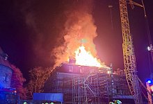 Flammen im historischen Schloss Hardenberg - Marcel Borowski/dpa Flammen im historischen Schloss Hardenberg - Marcel Borowski/dpa