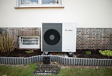 Eine Wärmepumpe steht vor einem Haus - Daniel Reinhardt/dpa/dpa-tmn Eine Wärmepumpe steht vor einem Haus - Daniel Reinhardt/dpa/dpa-tmn