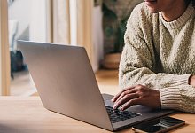 Ein Mann arbeitet am Laptop - Zacharie Scheurer/dpa-tmn