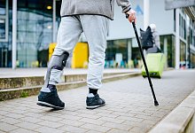 Ein Mann läuft mit einer Gehhilfe auf der Straße - Besim Mazhiqi/Stiftung Deutsche Schlaganfall-Hilfe/dpa-tmn Ein Mann läuft mit einer Gehhilfe auf der Straße - Besim Mazhiqi/Stiftung Deutsche Schlaganfall-Hilfe/dpa-tmn