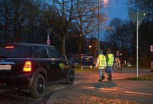 Kinder mit Warnwesten im Straßenverkehr - ADAC/Edward Gröger/dpa-tmn