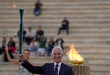 Übergabe des olympischen Feuers - Thanassis Stavrakis/AP/dpa