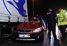 Schwerer Unfall in Bielefeld nach Discobesuch: Kleinwagen kracht in Lkw - 2 - Paul Brinkmann Schwerer Unfall in Bielefeld nach Discobesuch: Kleinwagen kracht in Lkw - 2 - Paul Brinkmann