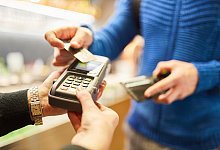 Bargeldloses Bezahlen via NFC mit Kreditkarte - picture alliance / Zoonar