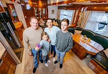 Schausteller-Familie zeigt Luxus-Wohnwagen - Besim Mazhiqi