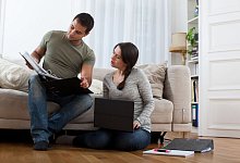 Ein Paar sieht gemeinsam in Unterlagen - Christin Klose/dpa-tmn Ein Paar sieht gemeinsam in Unterlagen - Christin Klose/dpa-tmn