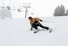 Skifahrer fährt eine Skipiste hinab - Benjamin Nolte/dpa-tmn