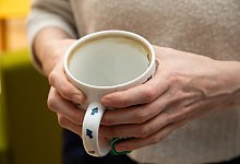 Abfärbungen vom Tee sind in einer Tasse zu sehen - Christin Klose/dpa-tmn Abfärbungen vom Tee sind in einer Tasse zu sehen - Christin Klose/dpa-tmn